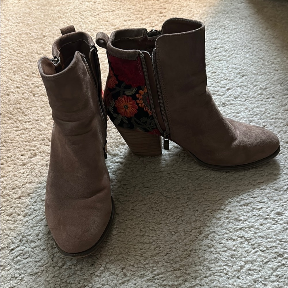 Stylish Tan and Red Embroidered Women's Boots